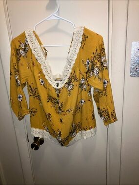 Jolt Mustard Floral Lace-Trim V-Neck Off Shoulder Cropped Blouse M